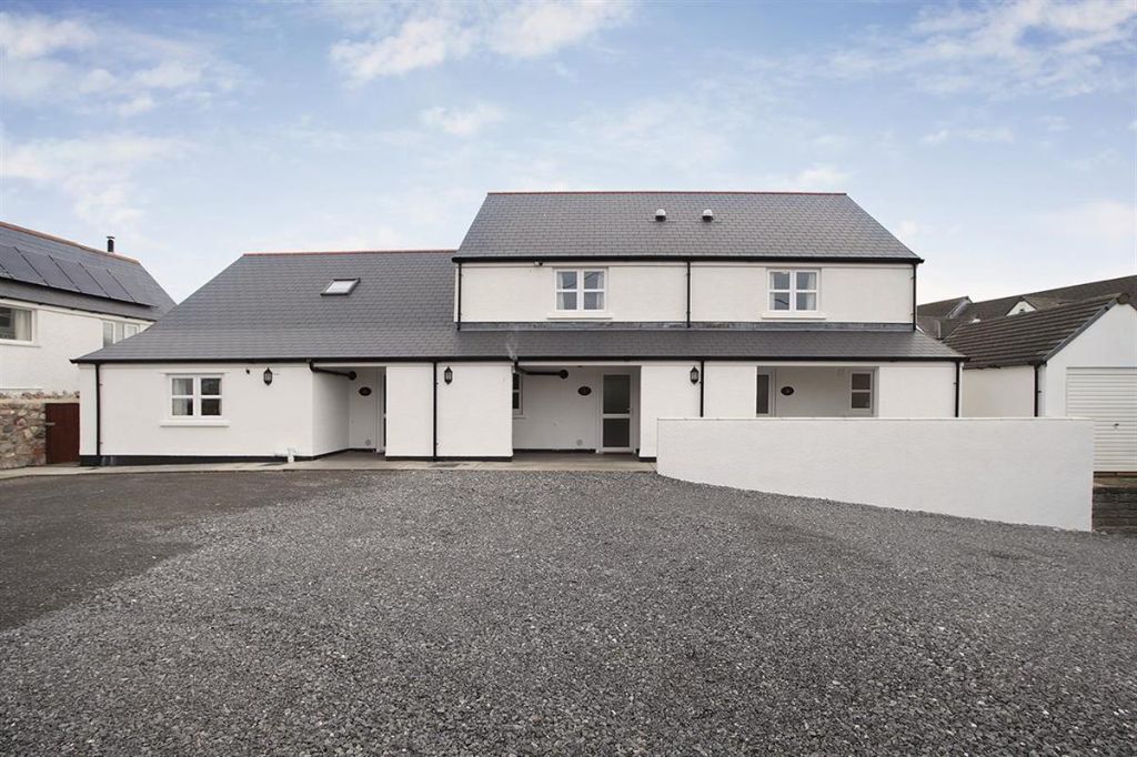 Bramley Cottage - Modern white cottage with spacious private parking